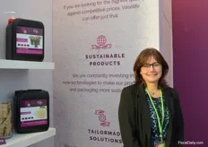 Marleen van Dulm of Vaselife showing their sustainable products, like for example the biologica disposable product range.